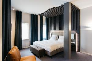 a hotel room with a bed and a couch at Fletcher Hotel-Restaurant Weert in Weert