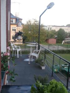d'une terrasse avec une table, des chaises et un éclairage de rue. dans l'établissement Private Apartment For You, à Tartu