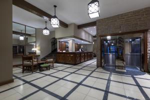 eine Lobby eines Ladens mit einer Treppe und einer Lobby in der Unterkunft Hotel Rivoli in Mar del Plata