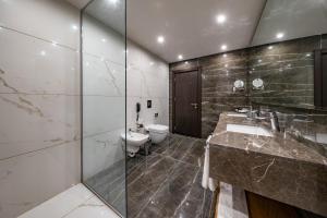 
A bathroom at Riviera Royal Hotel
