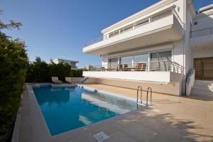 Kolam renang di atau di dekat Luxury Villa Loutraki with private heated pool