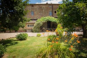 A garden outside Villa La Lodola