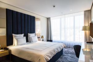 Postel nebo postele na pokoji v ubytování Swissotel Sarajevo