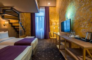 Rúm í herbergi á Gladius Inn Boutique Hotel by DNT Group