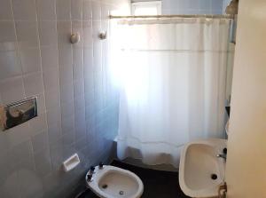 ein kleines Badezimmer mit Toilette und Waschbecken in der Unterkunft Alquiler temporario en Vicente López in Vicente López + 11 Fotos