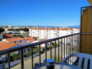 uma varanda com uma mesa e vista para a cidade em VACAY Apartamento Escalet em L'Escala