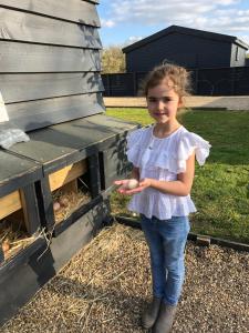 入住Willow Court Farm Studio West & Petting Farm, 8 mins to Legoland & Windsor, 15 mins to Lapland UK的儿童