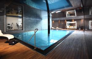 uma piscina no meio de um quarto em Firefly Luxury Suites em Zermatt