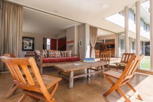 een woonkamer met houten stoelen en een bank bij Houghton Place in Johannesburg