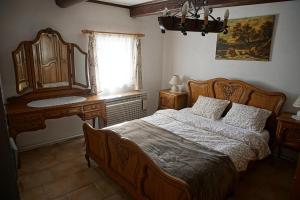 Schlafzimmer mit einem Bett, einem Schreibtisch und einem Fenster in der Unterkunft Chata Azalka in Albrechtice v Jizerských horách