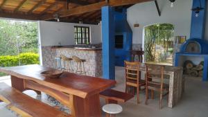 ein Esszimmer mit einem Holztisch und Stühlen in der Unterkunft Casa Campo Tipo Fazenda in Mairinque