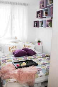 Un dormitorio con una cama con una bandeja de comida. en Apartment Travel hub ***, en Varaždin