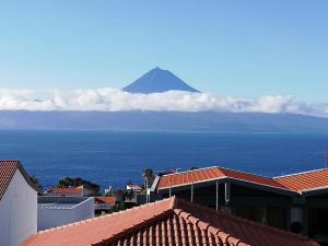 vistas a una montaña desde los tejados de los edificios en Residência Livramento en Velas