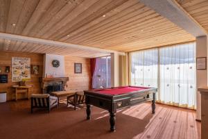 una sala de billar con una mesa de billar. en Résidence Pierre & Vacances Le Gypaète, en Val Thorens