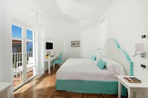 A bed or beds in a room at Hotel Villa Garden