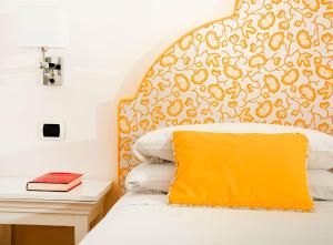 A bed or beds in a room at Hotel Villa Garden