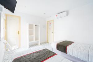 
A bed or beds in a room at Pensión Riad Mediterraneo
