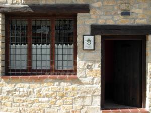 un edificio de piedra con una ventana y una puerta en Hotel Rural El Horno de Aliaga, en Aliaga