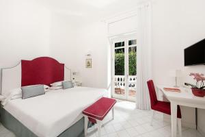 A bed or beds in a room at Hotel Villa Garden Még 37 kép