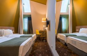 Rúm í herbergi á Gladius Inn Boutique Hotel by DNT Group