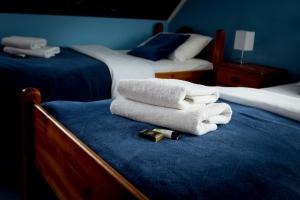 
A bed or beds in a room at Hotelik - Modlin Airport
