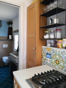 een keuken met een kookplaat en een oven bij Il nido dei Gabbiani in Portovenere