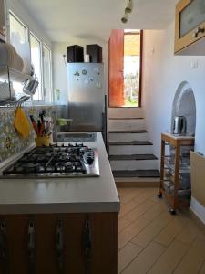 een keuken met een fornuis en een koelkast bij Il nido dei Gabbiani in Portovenere