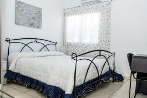 a bedroom with a bed and a window at Veda elegant rooms in Fiumefreddo di Sicilia