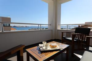 een kamer met een tafel met een bord eten erop bij Villa DOEL in Zadar