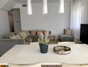 una sala de estar con una mesa con una planta en Calle Malta 19 Villa, en Santa Pola