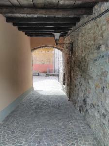an alley in a building with a stone wall at LA CASA DEL BORGO in Aviatico