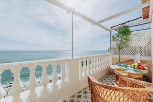 a balcony with a view of the ocean at Casa da Praia in Câmara de Lobos