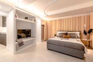 - une chambre avec un grand lit et une cheminée dans l'établissement HouSmart Arienti 38a, à Bologne