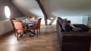 Chambre du Nouvion في Le Nouvion-en-Thiérache: غرفة طعام مع طاولة وكراسي