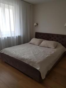 Een bed of bedden in een kamer bij Neringa apartments