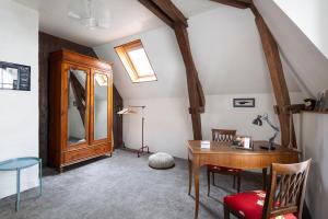 Cette chambre mansardée comprend un bureau et un miroir. dans l'établissement Le Petit Mont by Cocoonr, à Rennes