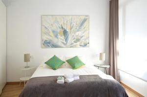 sypialnia z łóżkiem z dwoma ręcznikami w obiekcie CIUDADELA PARK 1 w Barcelonie