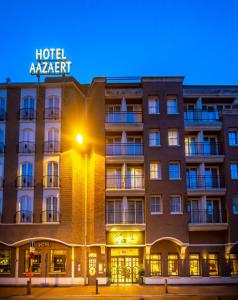 un hôtel la nuit avec un panneau de néon en haut dans l'établissement Hotel Aazaert by WP Hotels, à Blankenberge