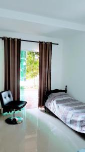 Tempat tidur dalam kamar di Quarto com Varanda - Recanto do Sabiá
