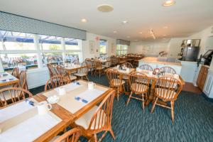Reštaurácia alebo iné gastronomické zariadenie v ubytovaní Riviera Beach Resort
