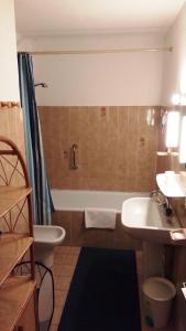 a bathroom with a tub and a sink and a toilet at 4SOM23 Appartement proche centre-ville in Collioure