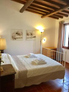 Tempat tidur dalam kamar di DaLu Florence apartment Lucilla - private car park 15 minutes to the city center