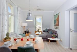 ein Wohnzimmer mit Tisch und Couch in der Unterkunft Villa Frisia Nr 29 in Bansin