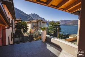 einen Balkon mit Blick auf das Wasser und die Berge in der Unterkunft Antica Dogana in Pisogne