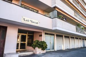 a building with a sign that reads los angeles at ACCI Cannes Les Yuccas in Cannes