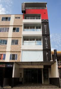 un edificio con una fachada roja y blanca en Hotel Girón Plaza, en Girón