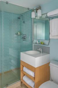 een badkamer met een wastafel en een glazen douche bij Harvard Square Hotel in Cambridge