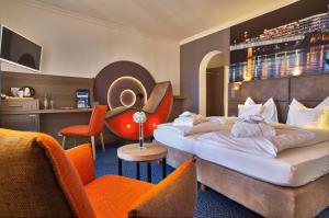 Hotel Lindenhof في Kellberg: غرفة فندقية بسريرين وكراسي