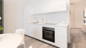 een witte keuken met een wastafel en een fornuis bij Italianway - Merlo 3 in Milaan