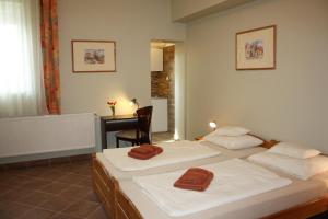 A bed or beds in a room at Polus Pension